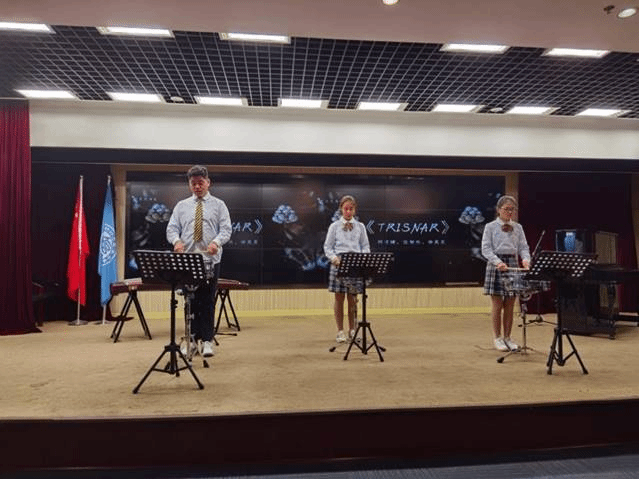 图片包含 天花板, 室内, 男人, 人们描述已自动生成