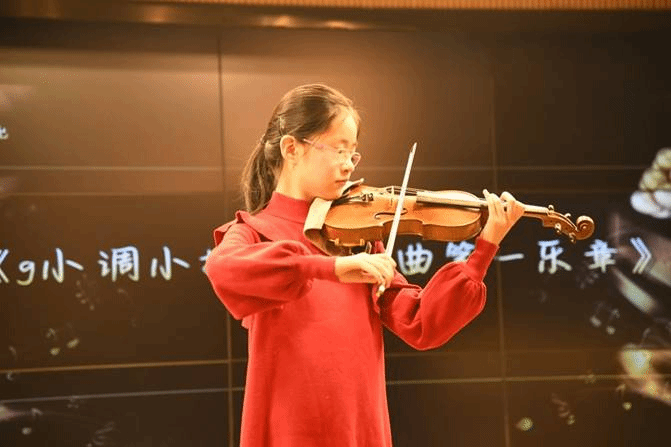 图片包含 人, 室内, 手机, 女人描述已自动生成