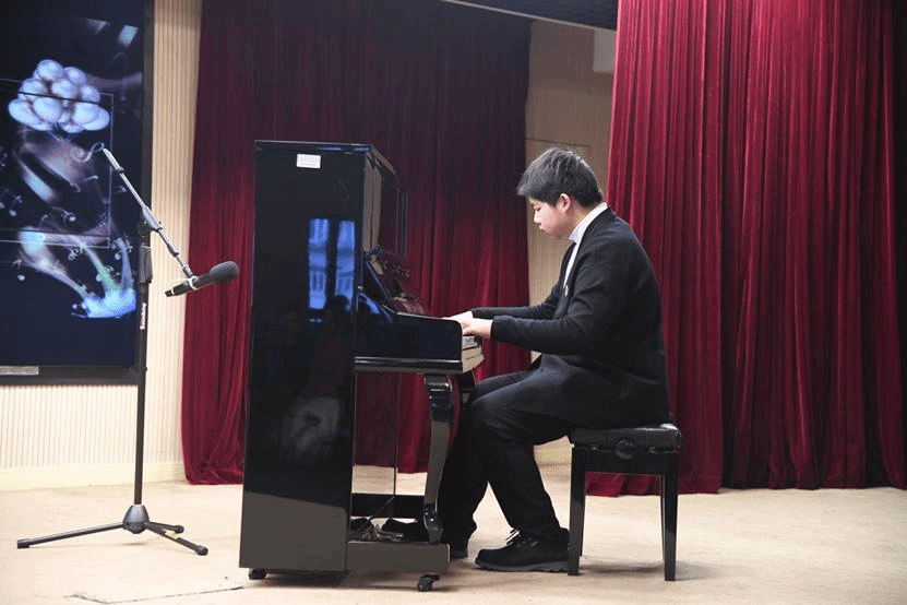 男人站在电视前低可信度描述已自动生成