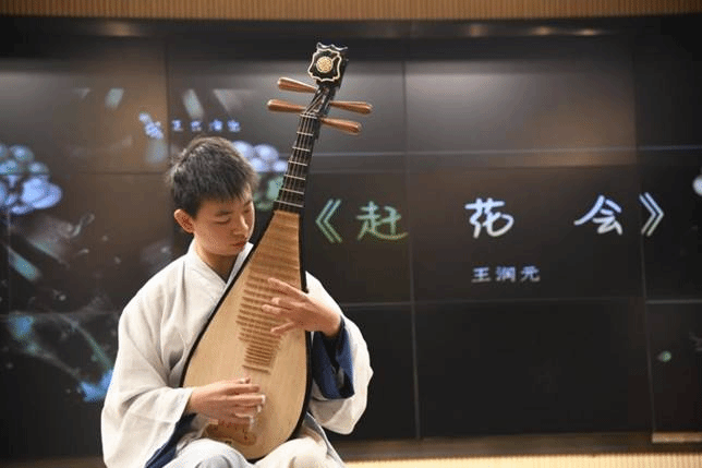 男人拿着吉他中度可信度描述已自动生成